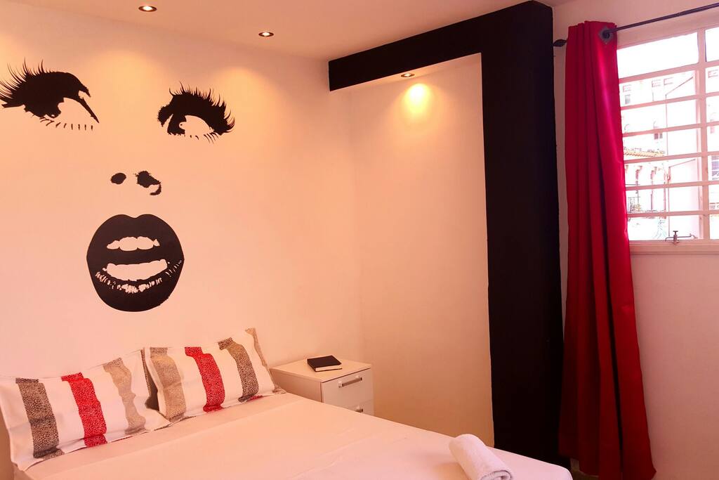Habitación con cama Queen y ventanas
