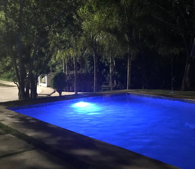 Iluminación nocturna de la piscina frente a la casa (cambia de color)