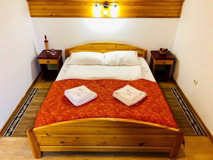 Velika spavaća soba 1 - sa bračnim krevetom, radnim stolom sa ogledalom i garderoberom.