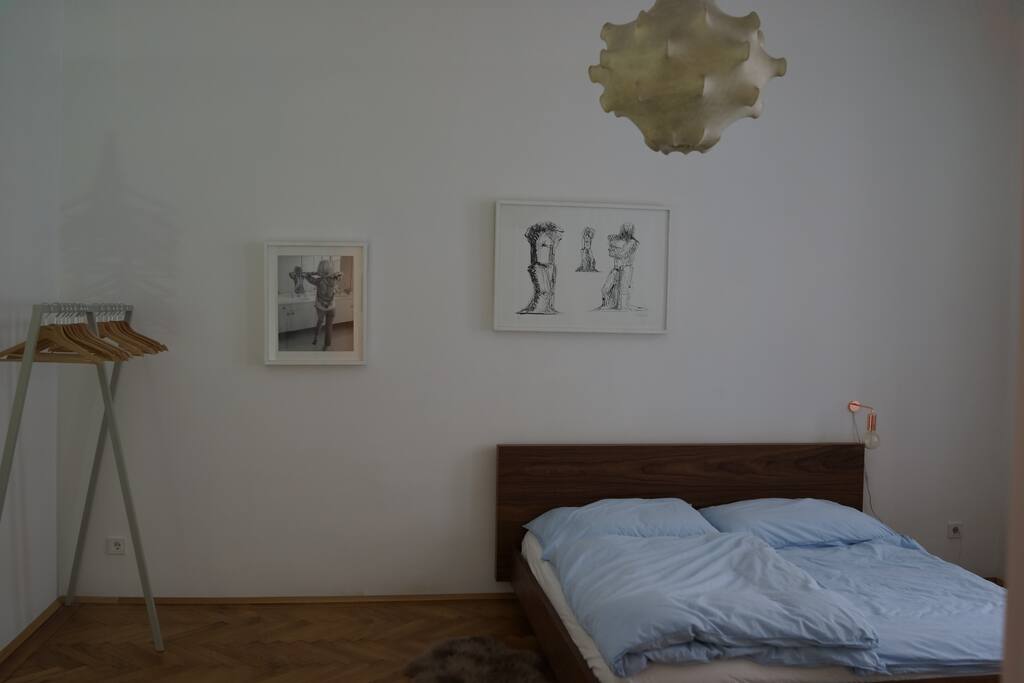 helles und grosses schlafzimmer