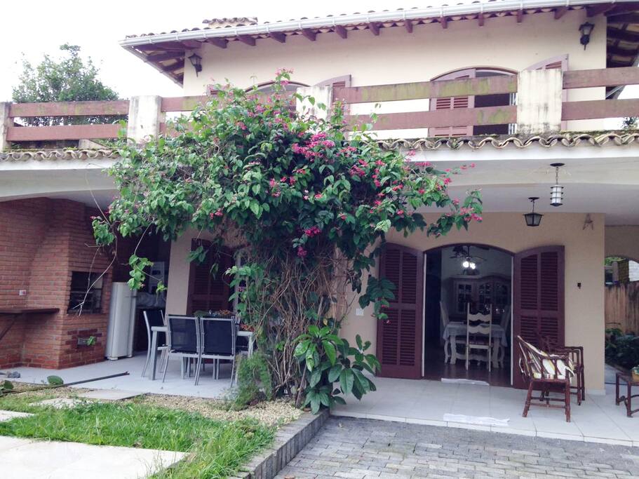 Casa arejada e ampla em bairro de casas para acomodar a família e os amigos com todo o conforto e liberdade