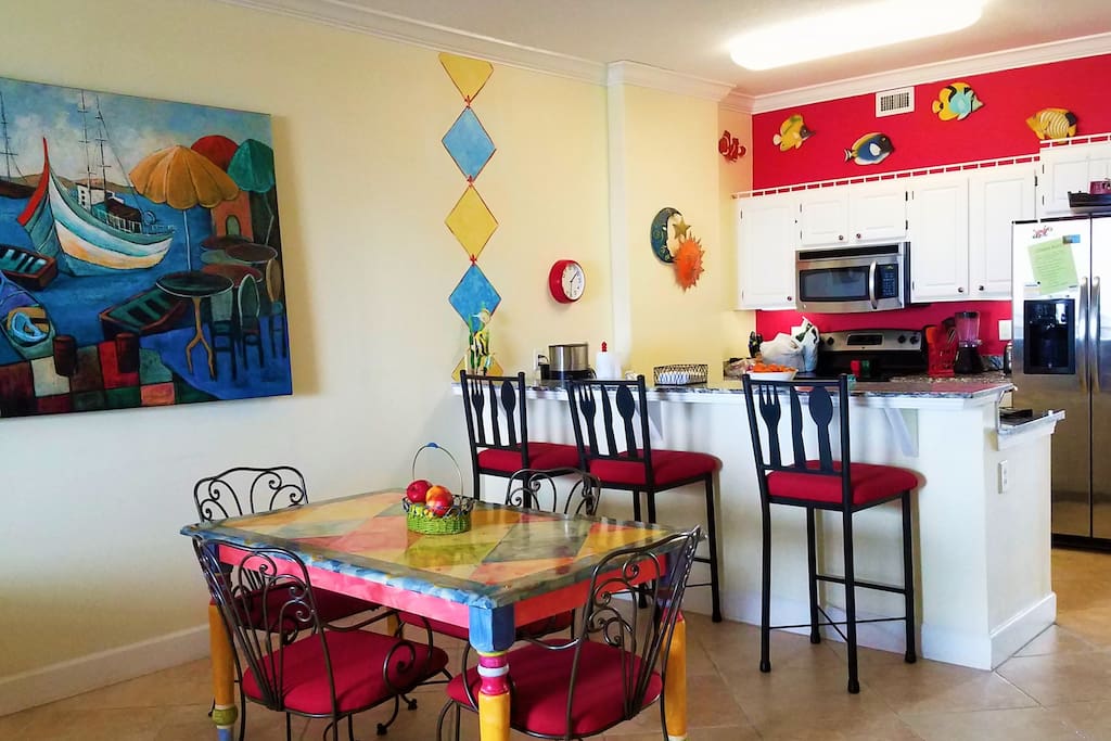 Great kitchen, bar and dining area