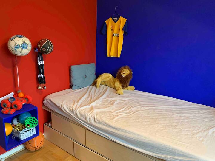 חדר ילדים עם מיטה ארוכה במיוחד. רוחב 110 ס"מ