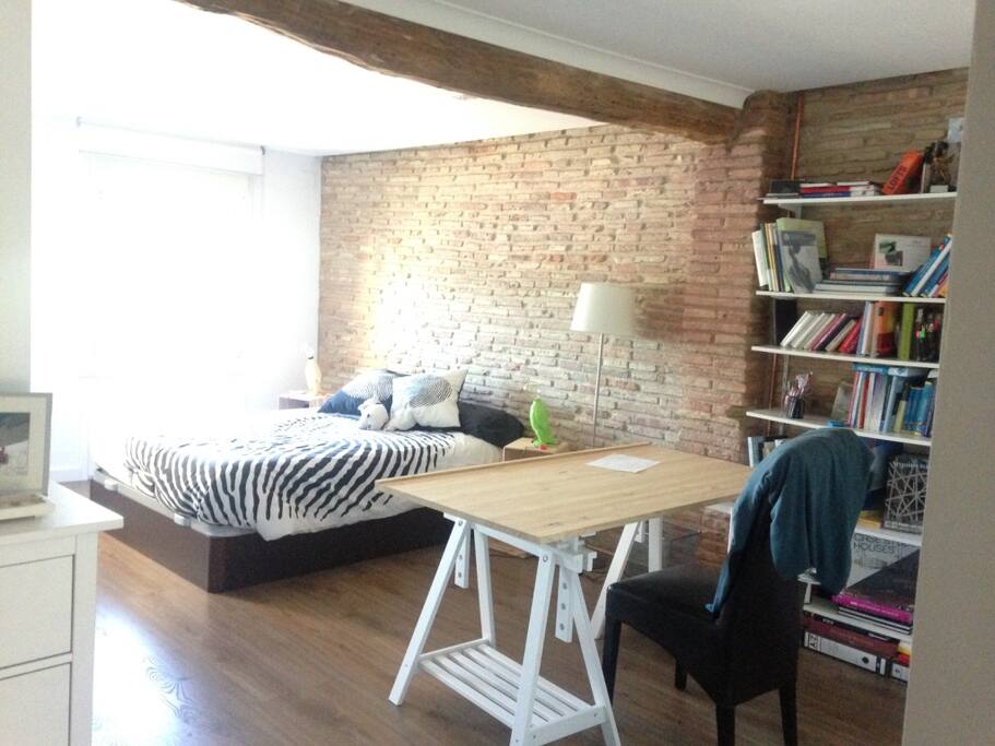 Habitación estudio amplia y luminosa