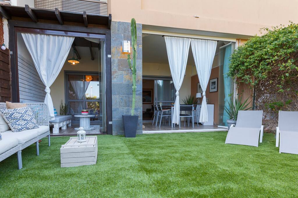 Aire libre o interior , tu puedes elegir. Perfecta para tomar el sol por la mañana o cenar por la noche. Terraza ideal todos los dias del año