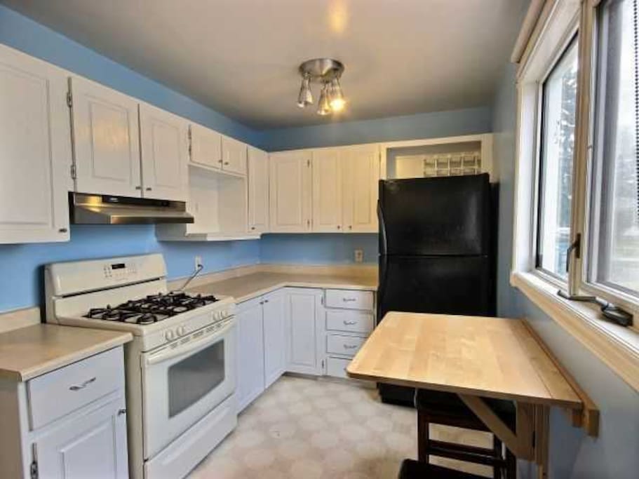 Small but well equipped kitchen.