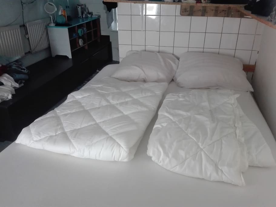 Slaapkamer met bad achterin