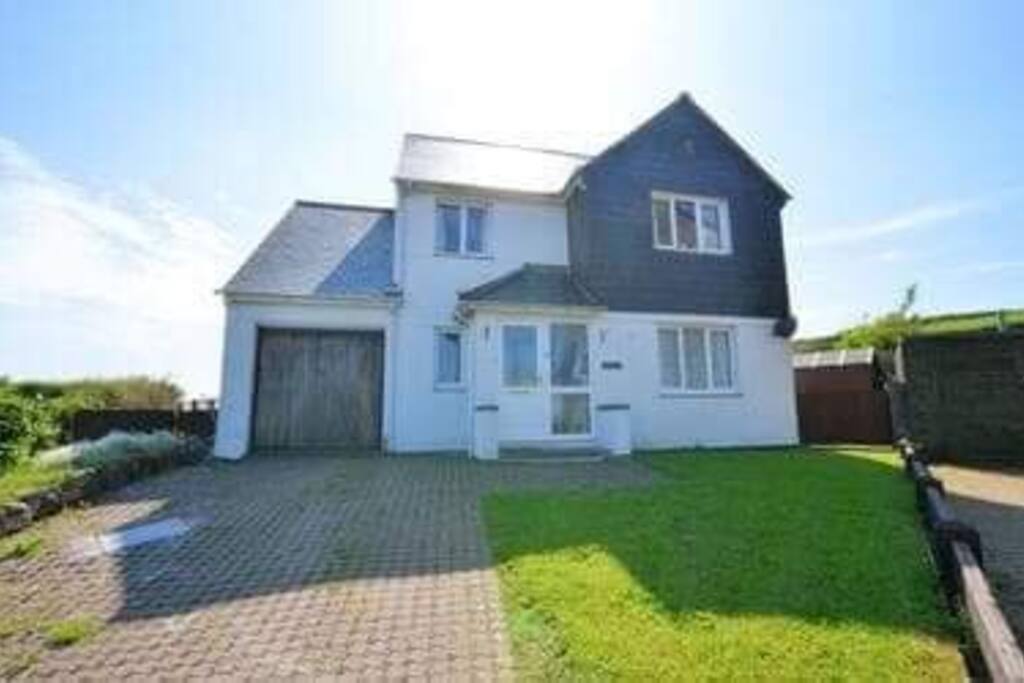 Modern, detached house with magnificent views