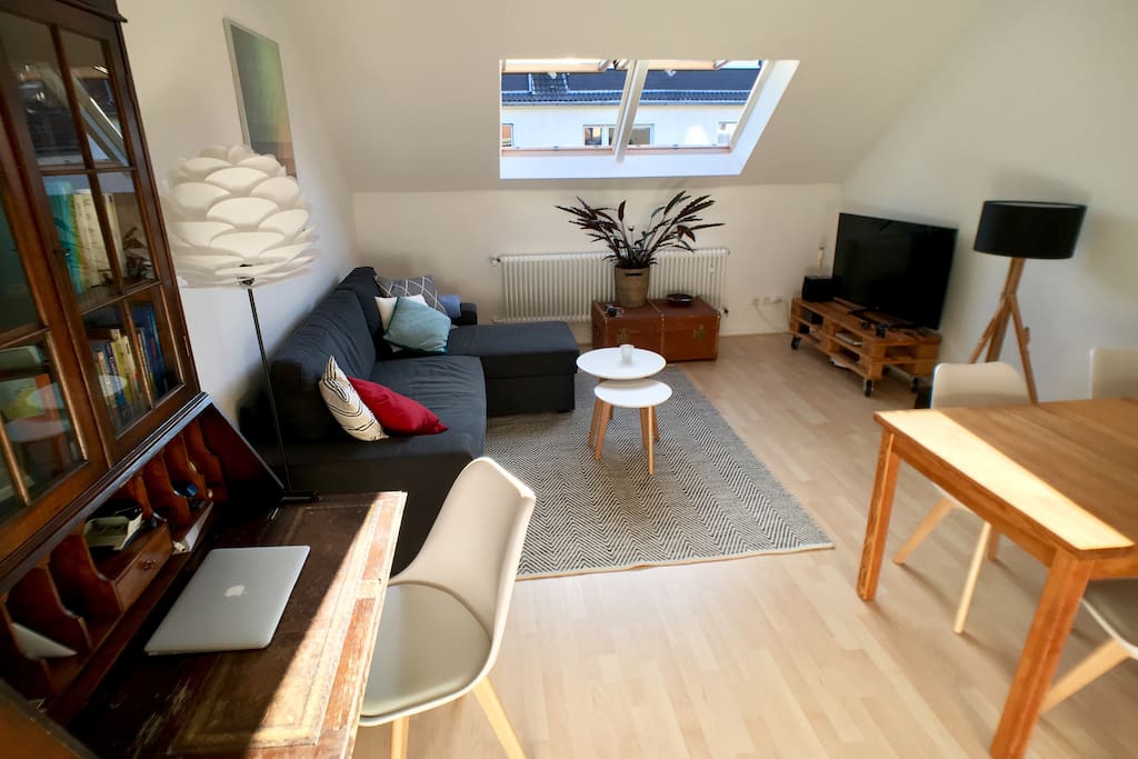 Wohnzimmer mit Schlafsofa / Living room with sofa bed