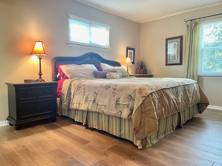 Amplio dormitorio principal con cama tamaño King.