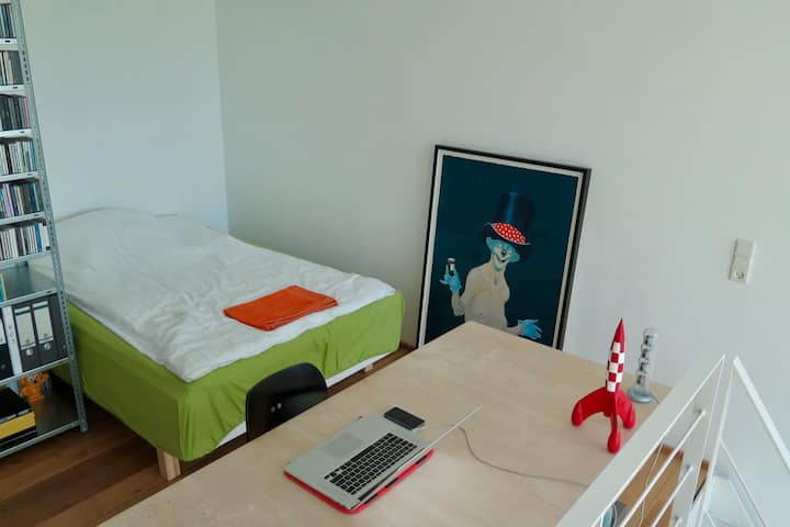 Cama tamaño queen en el nivel superior