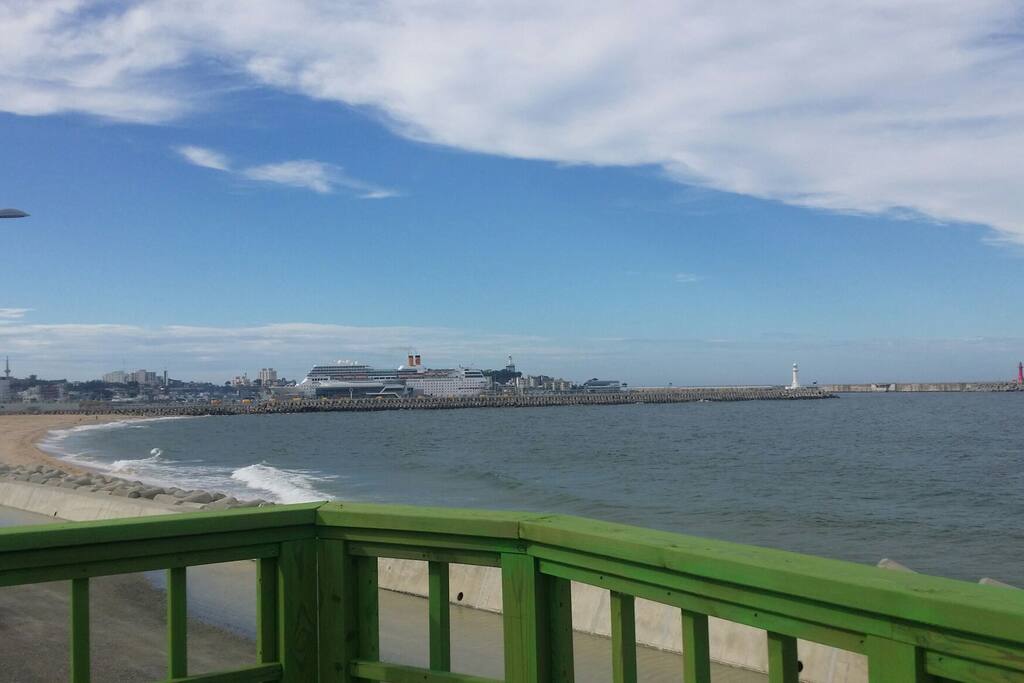 옥상 발코니에서 본 해변