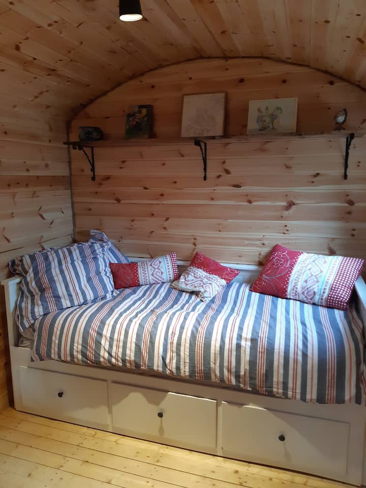 Kitanda kilichotengenezwa, kinaweza kutengenezwa na kitanda maradufu.