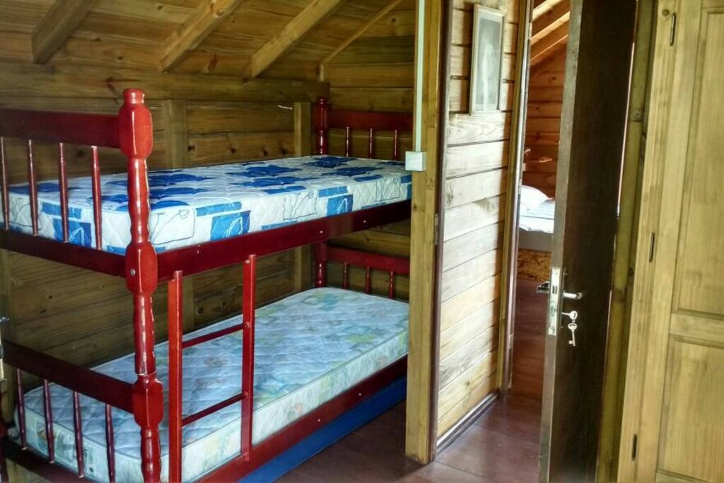 quarto com dois beliches, ar condicionado, roupeiro e varanda.