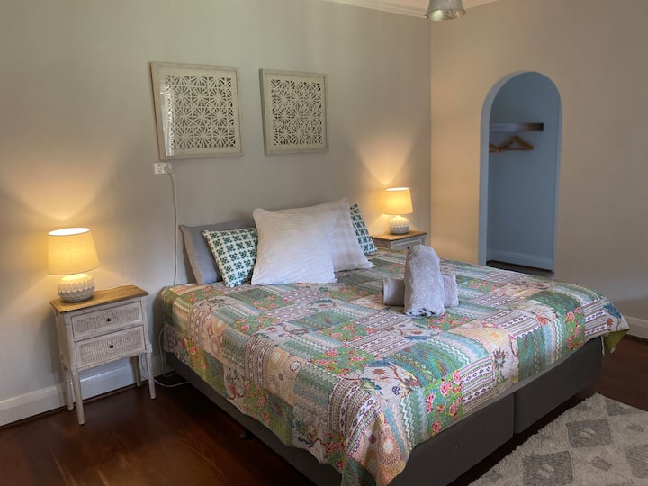 Главна спална соба/брачен кревет (широк 180