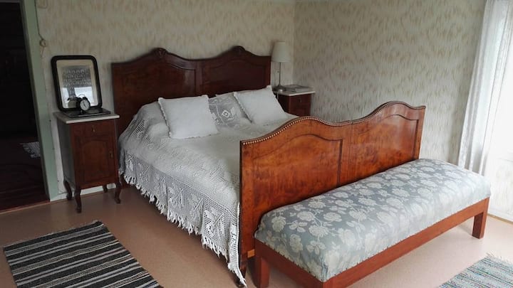 Спална соба со брачен кревет (широк 150-179