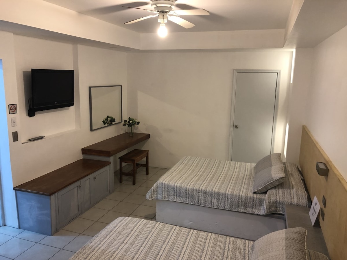 Pohodlná izba a dobré osvetlenie pre 4 hostí. Kompletný servis a veľmi čisté postele.
K dispozícii je Netflix a WI-FI