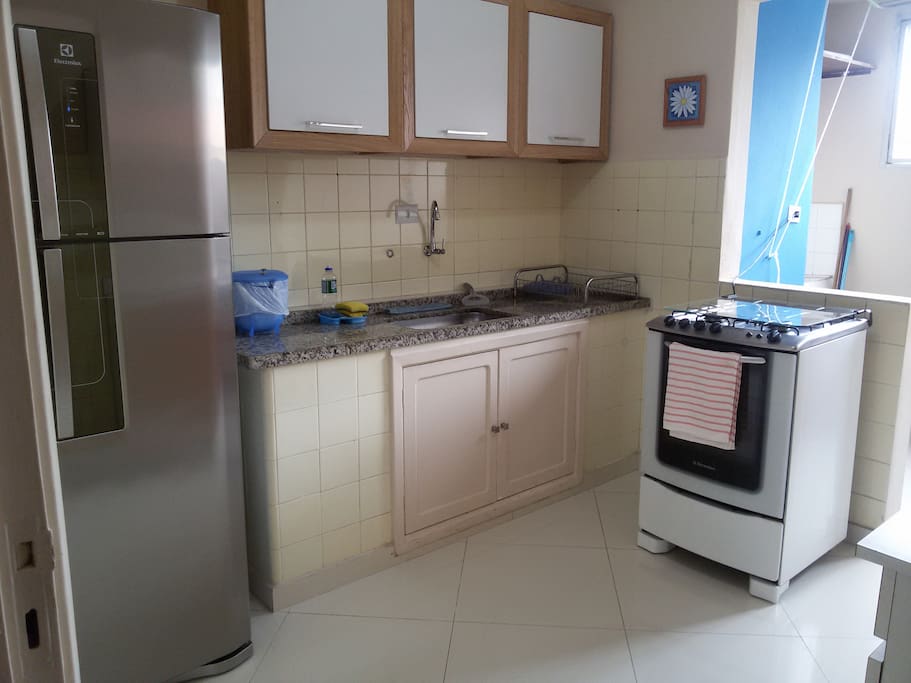 Cozinha completa com todos os itensilios de cozinha