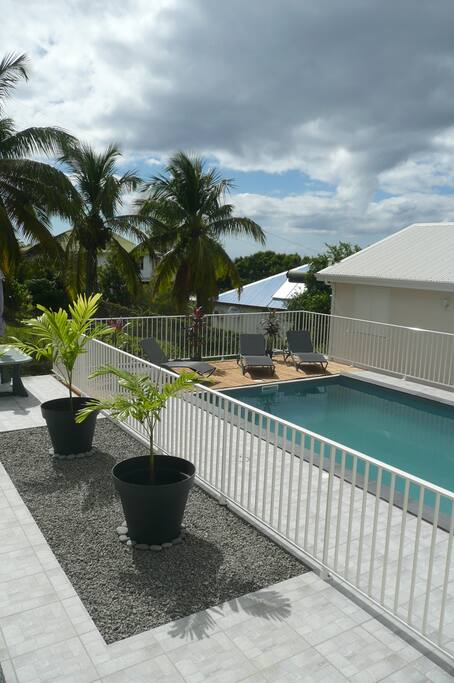 Vue de la terrasse de la piscine.