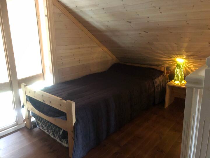 Seng utenfor hems i hoveddel (90x200). Under sengen ligger to madrasser. 