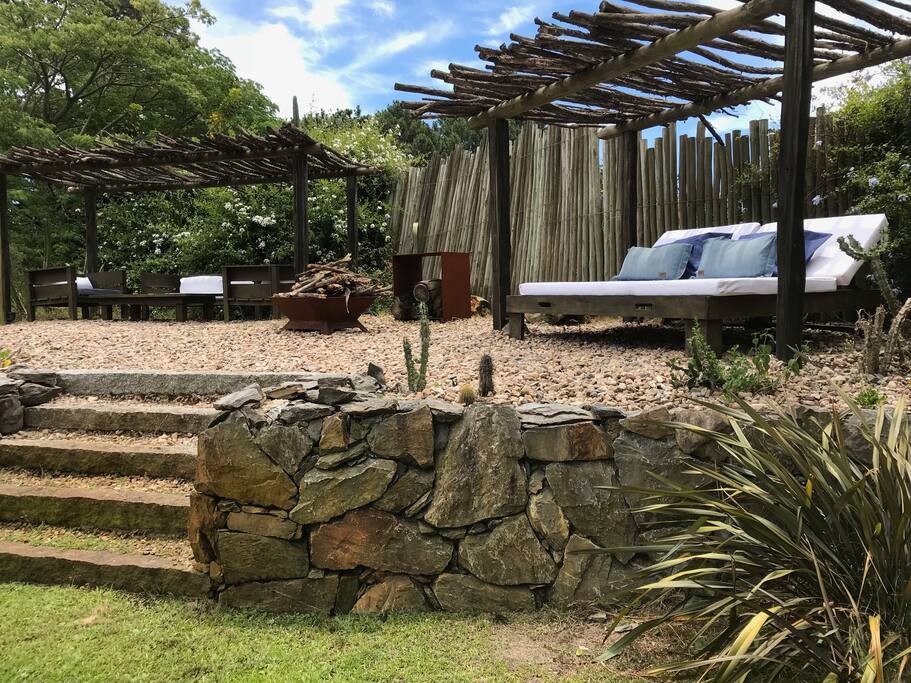 Zona relax. Livings exteriores y camastros.
