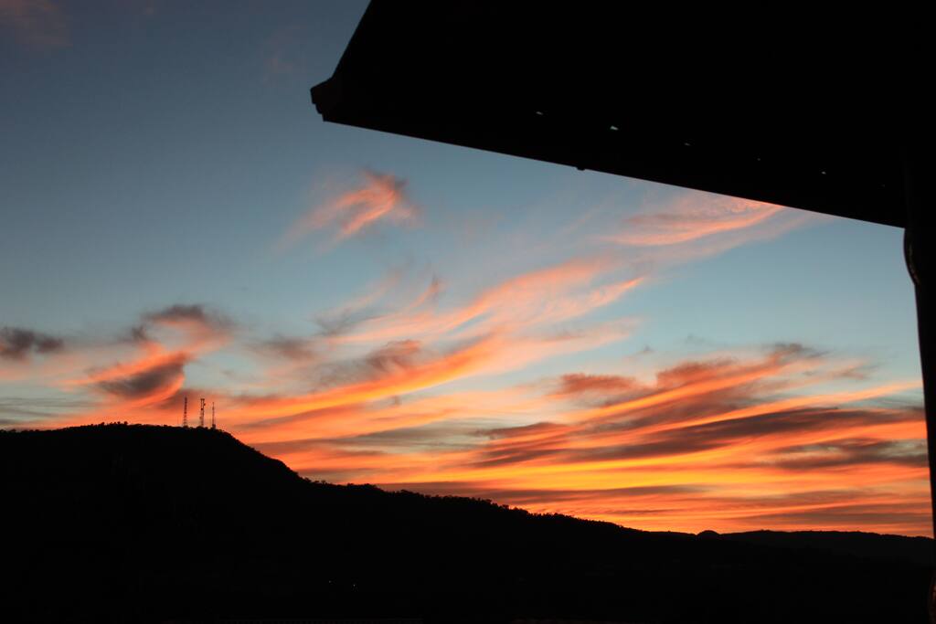 Nascer do sol visto do quarto de casal com vista p/ piscina. / Sunrise from the poolview bedroom