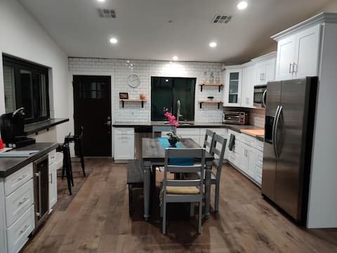 Top Airbnb: Quiet 2BR Guesthouse on Acre -Gym/Newly built in Shea Corridor