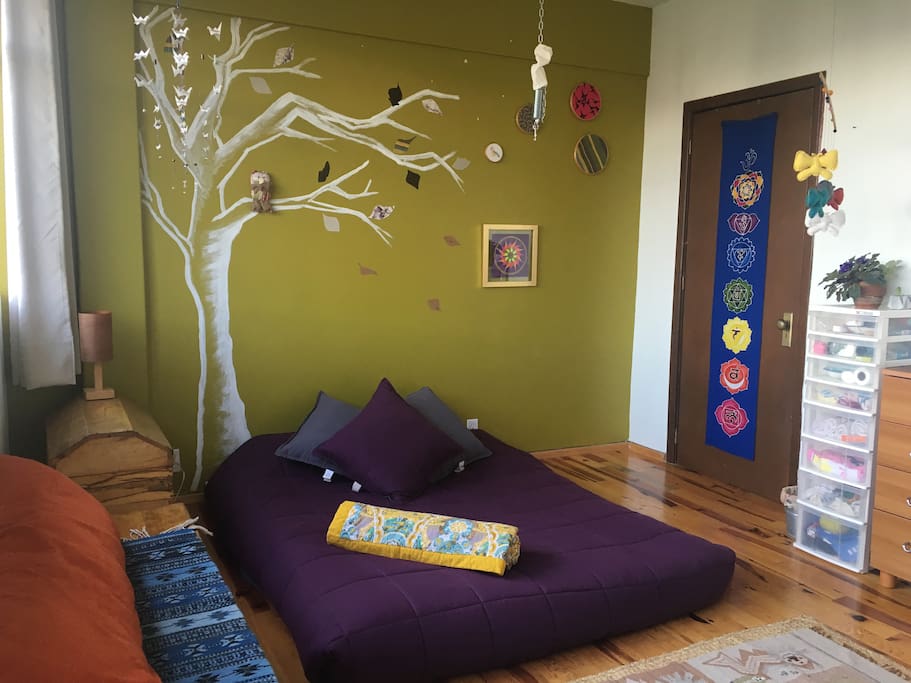 La segunda recámara es de nuestra hija. Llena de color, lindos muebles y mucha luz!