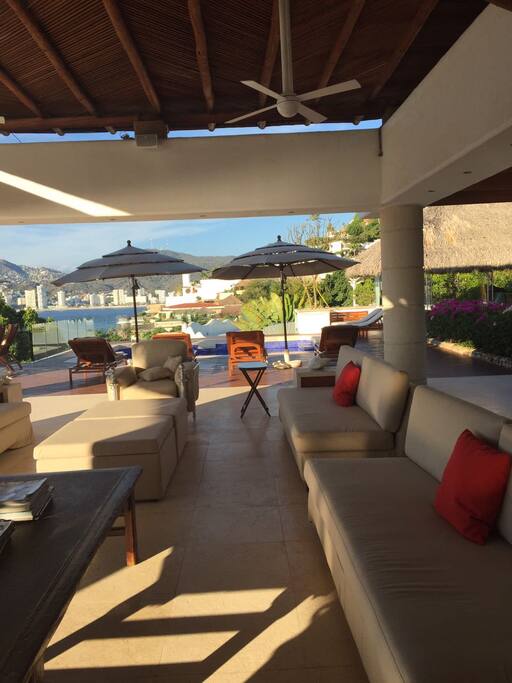 OUTDOOR LIVING