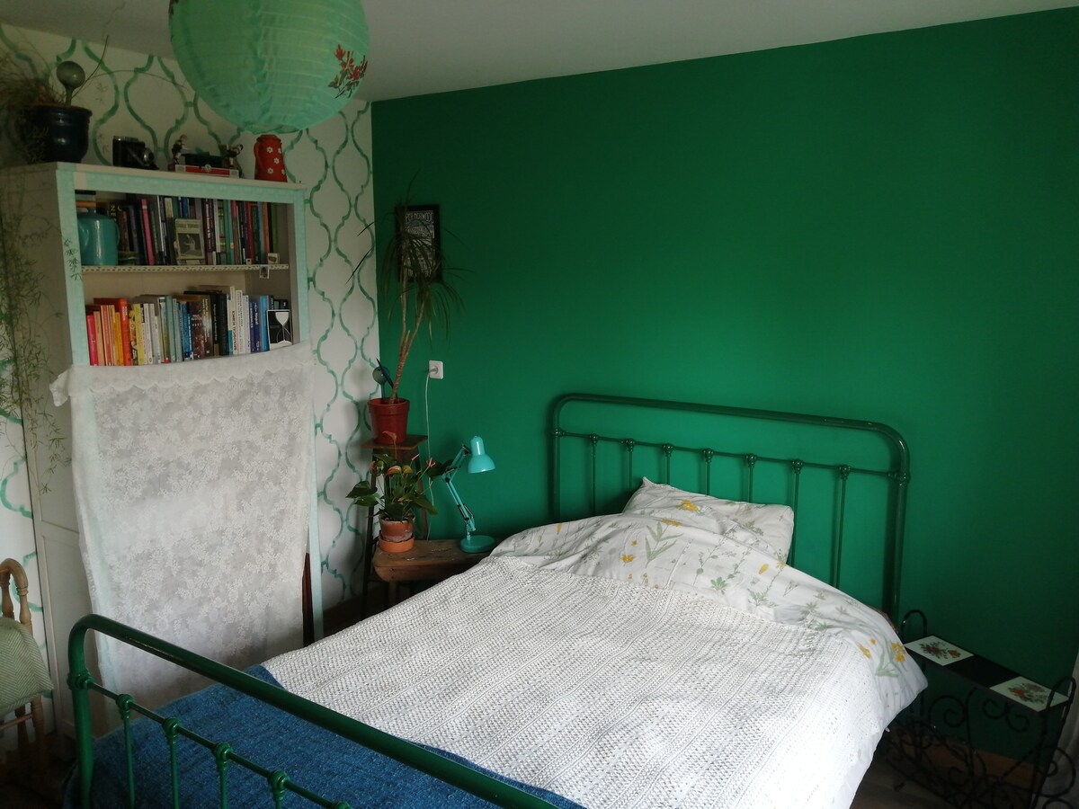 Საძინებელი 1, ჩვენი სახლის წინა მხარეს. Სამხრეთით მდგარი აივნის ოთახი . 1,5 საწოლი