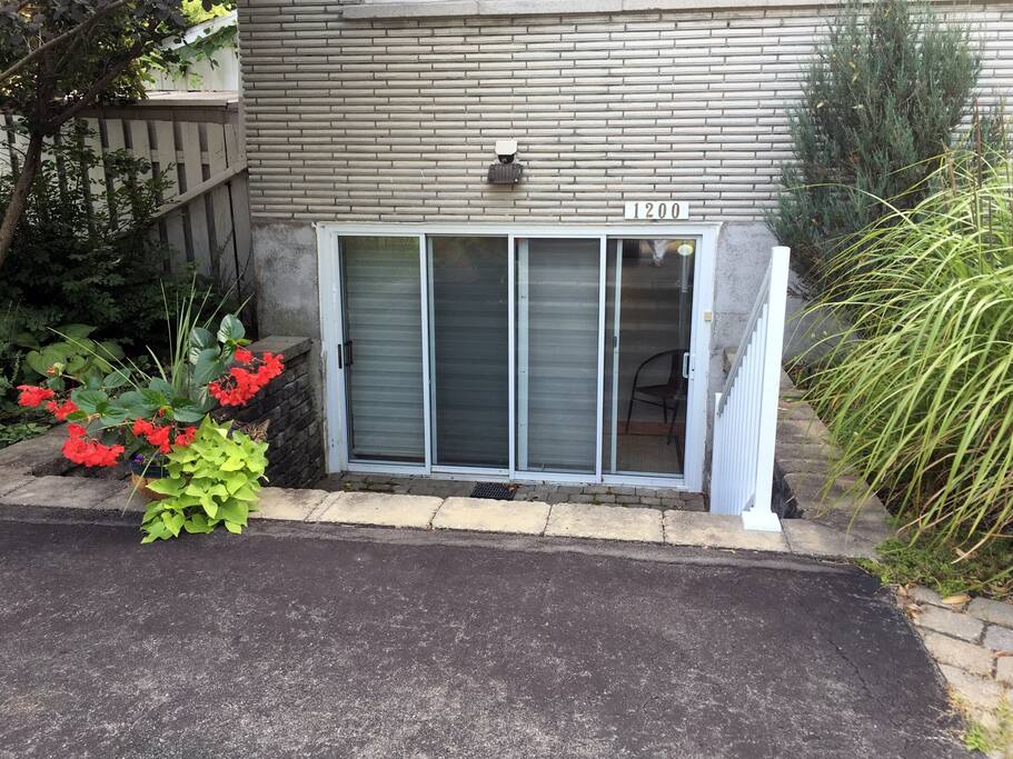 Entrée privée donnant accès au logement