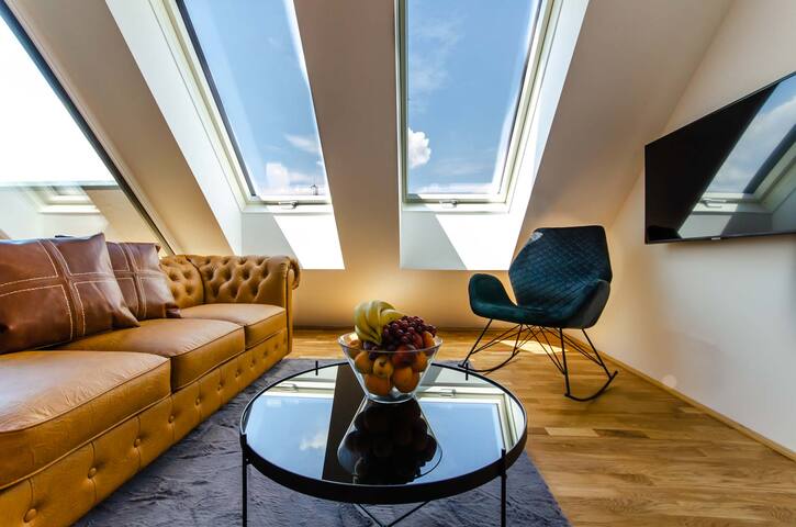Elegant Penthouse in urban Vienna with Balcony gallery image 2
