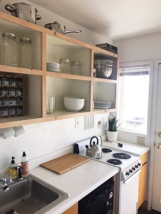 All dishes and cookware provided