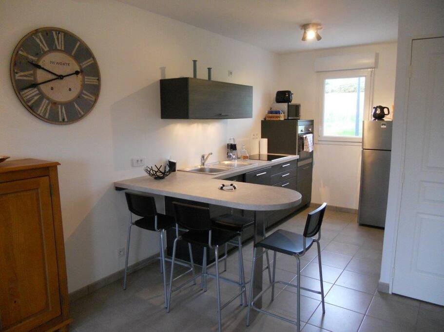 La cuisine équipée avec son bar