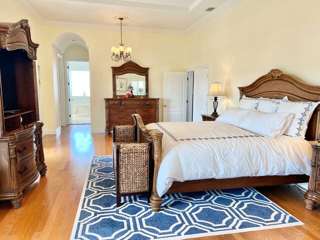 Spacious 4 bedroom house with heated pool gallery image 2