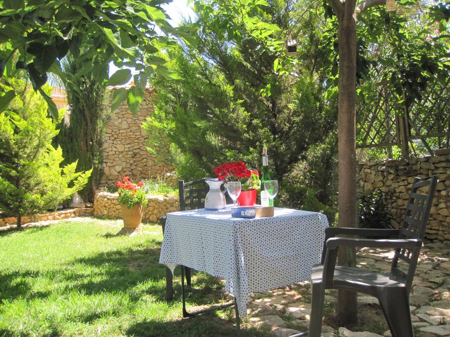 Un relax en el jardín a la puerta del apartamento
