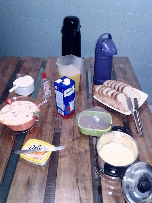 cafe da manha simples mais muito gostoso.