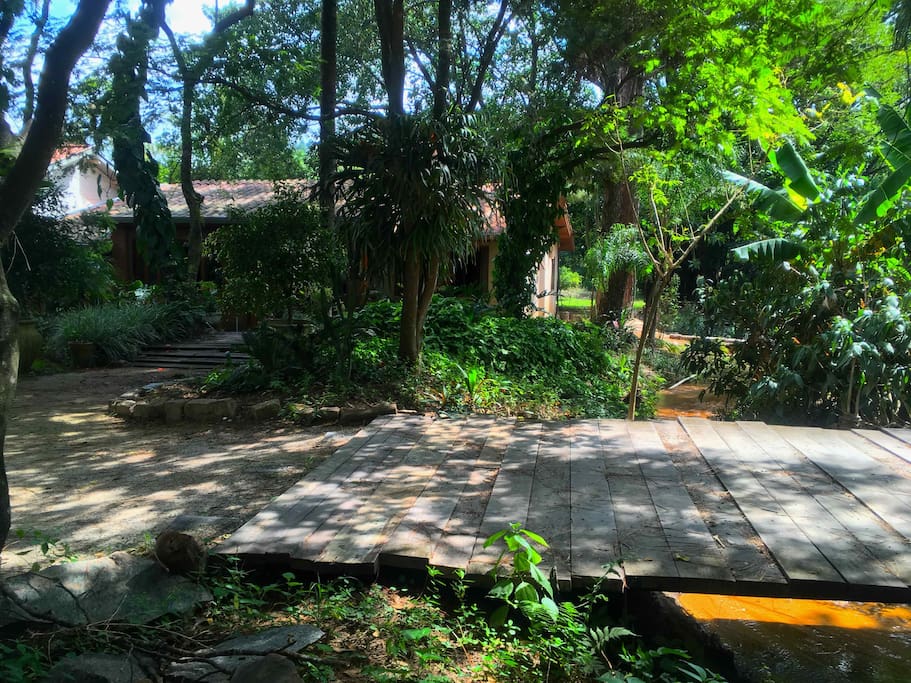 entrada casa e ponte sob riacho