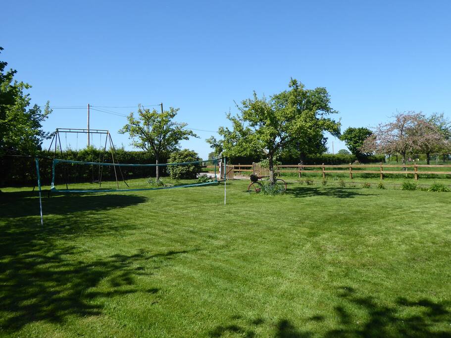 jardin clos de 1200m2 avec balançoires et badmington