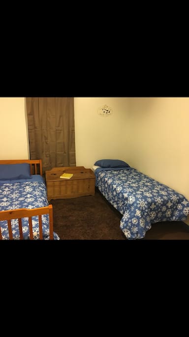 Bedroom #3 with 2 twin beds.