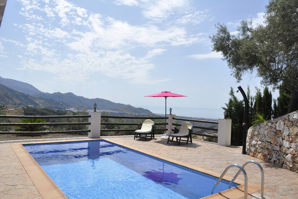 Piscina con vistas panorámicas al mar y la montaña