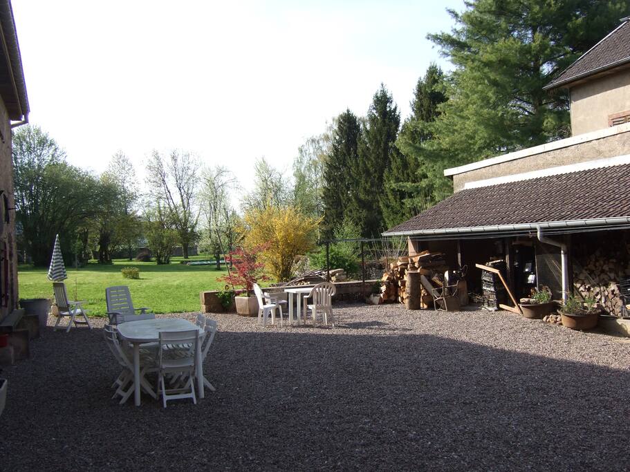 Vue sur cour et jardin