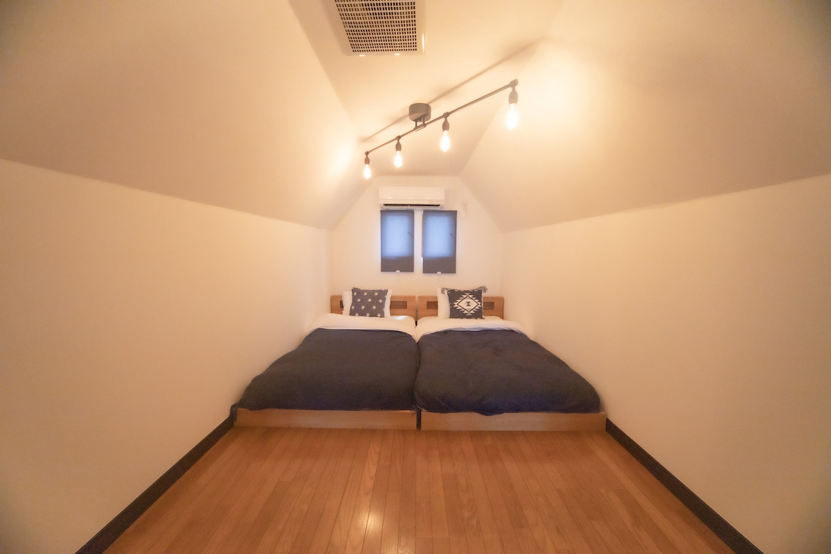 ◉ Schlafzimmer 3 (2. Stock)
Es gibt 3 Einzelwetten.