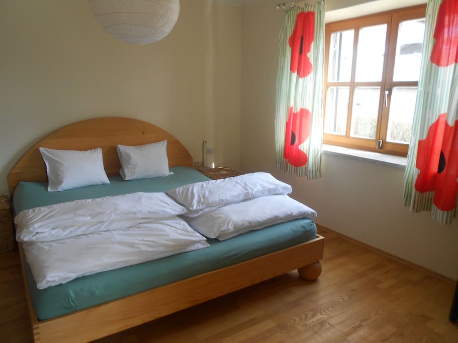 Schlafzimmer mit Bett von "Grüne Erde"