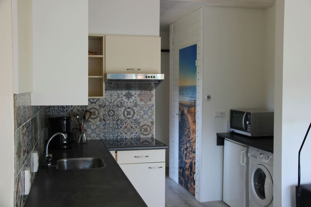 keuken met o.a. koelkast combi- magnetron en wasmachine