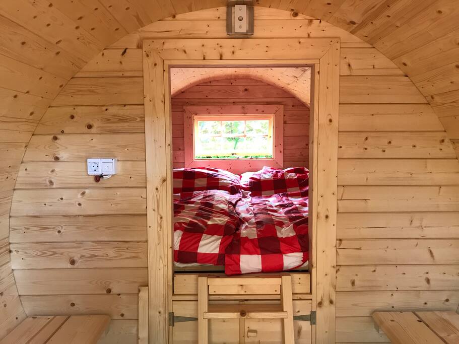 Im Vorraum können 4 -6 Personen gemütlich Essen, unter dem Bett ist Stauraum für Gepäck oder abenteuerlustige Kinder. 1-2 Kinder finden hier im Schlafsack Platz.