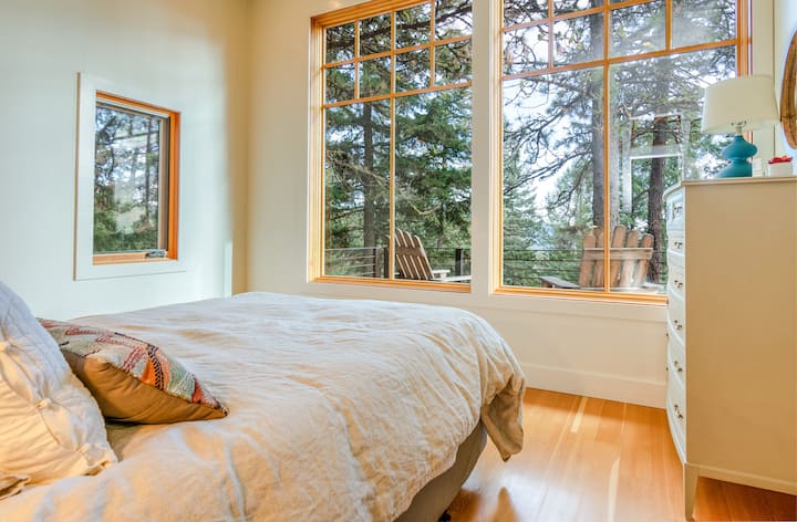 Zgjohu në këtë dhomë gjumi të mbushur me diell, të mobiluar me një krevat dopio "queen" të pajisur me jastëkë luksozë dhe mbulesë 100% evropiane me çarçafë. 