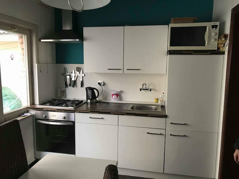 ingerichte keuken, met oven en microgolf,frigo, fornuis.