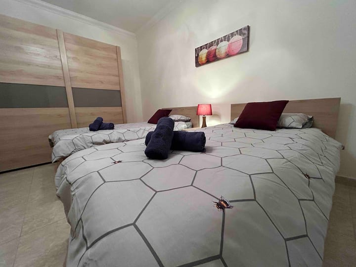 Საძინებელი ორი ერთადგილიანი საწოლით , შეიძლება იყოს ორადგილიანი საწოლი 