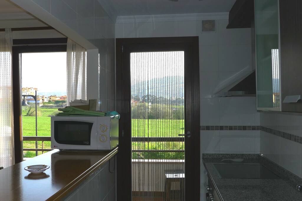 Cocina independiente con pasaplatos al salón
